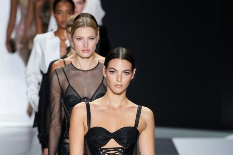 VIDEO | Albul şi negrul au dominat colecţia Dolce & Gabbana prezentată la Milano