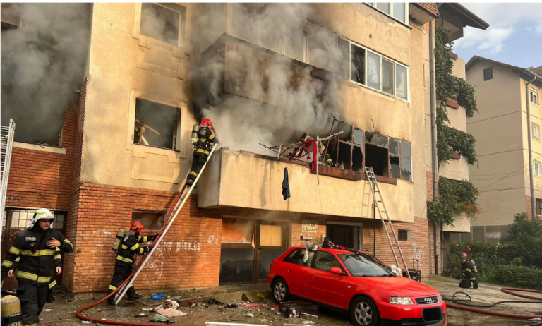 Explozie urmată de incendiu într-un apartament din Sibiu. Zeci de persoane, evacuate/ În apartament au fost găsite două persoane decedate