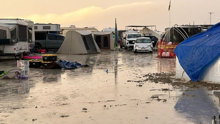 VIDEO | Zeci de mii de participanţi la festivalul Burning Man au rămas blocaţi în deşertul Nevada din cauza ploii şi a noroiului