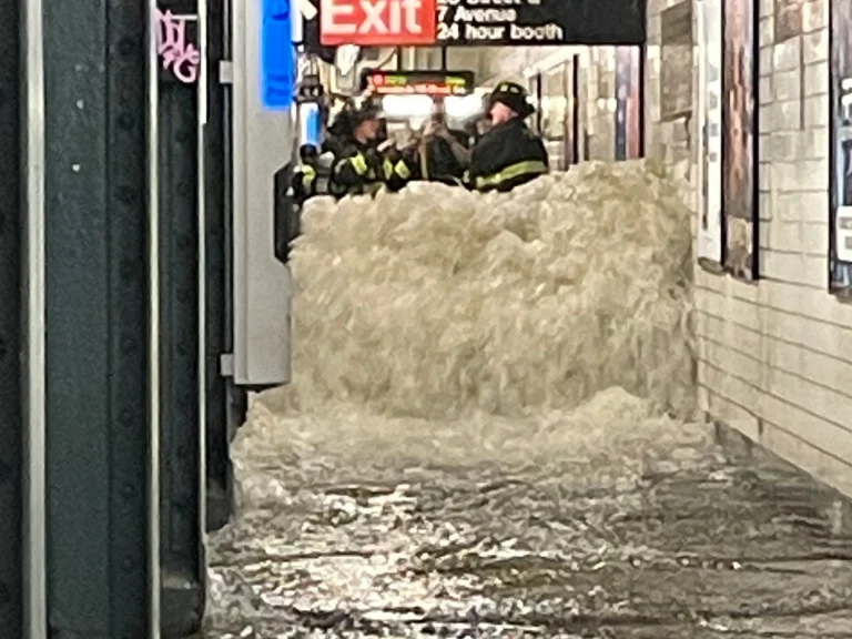 VIDEO | Stare de urgenţă în New York din cauza ploilor abundente care au dus la inundarea străzilor şi a staţiilor de metrou