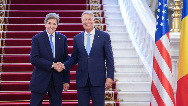 Președintele Iohannis – întâlnire cu John Kerry: Cooperarea în domeniul climei şi al tranziţiei energetice consolidează Parteneriatul strategic cu SUA