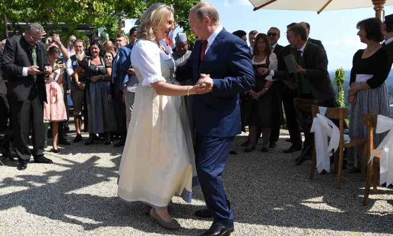 Fosta şefă a diplomaţiei austriece, care a dansat cu Putin la nunta ei, se mută în Rusia