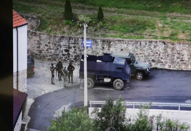 Bărbaţi înarmaţi au luat cu asalt o mănăstire ortodoxă sârbă din Kosovo; un poliţist kosovar, ucis