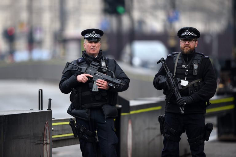 Poliţia din Londra cere sprijinul armatei după ce agenţii au renunţat să mai folosească armele de foc în semn de protest