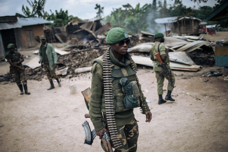 Două fetiţe gemene de 1 an, găsite cu centuri de explozibili legate de ele, în Congo