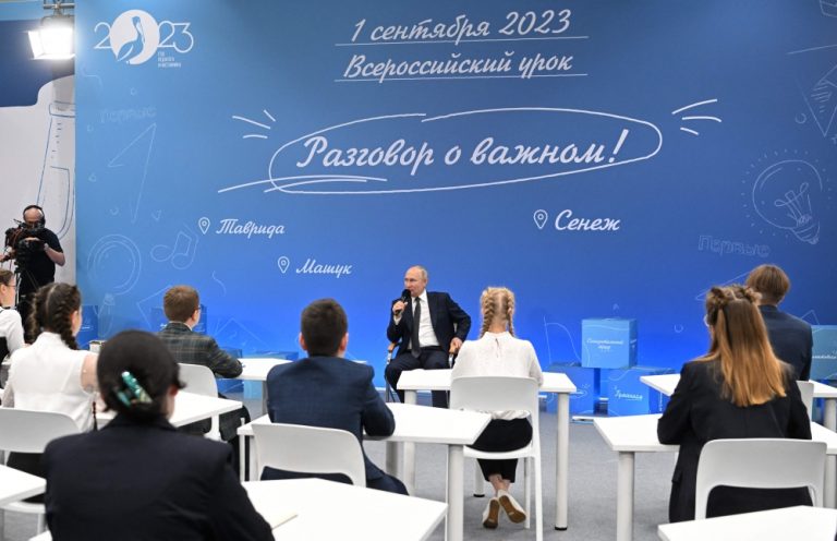 Rusia este ”invincibilă”, le-a spus Putin unor elevi la începerea anului şcolar
