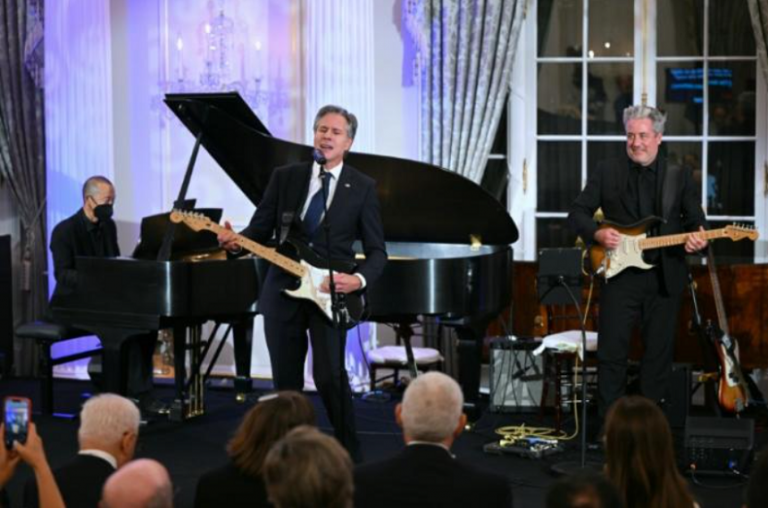 VIDEO. „Soft power” în concert | Blinken lansează, cântând la chitară Muddy Waters, o „iniţiativă a diplomaţiei muzicale”