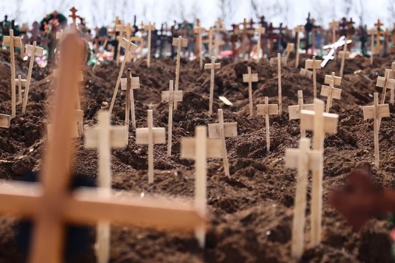 Mariupol, orașul-cimitir. Cum continuă chinul reînhumării și identificării a mii de cadavre lăsate în urmă de ruși
