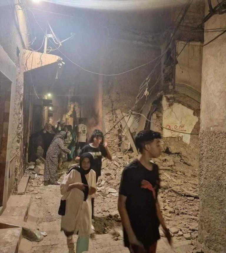 „Toată lumea de aici şi-a pierdut familia”. Peste 2.000 de morți și tot atâția răniți în cutremul din Maroc