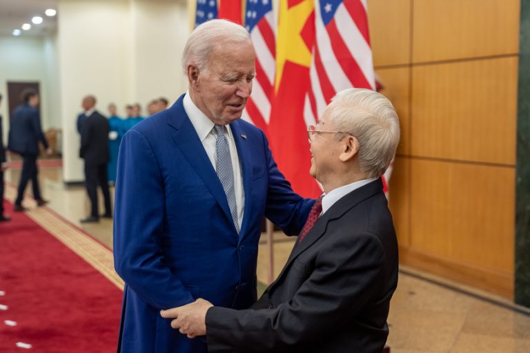 Parteneriat istoric între SUA și Vietnam. În timpul vizitei lui Biden, autoritățile comuniste au adus elevi care să fluture stegulețe americane