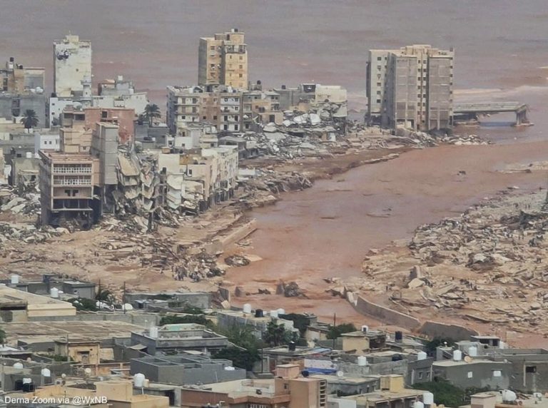 Dezastru în Libia: 2.000 de persoane ar fi murit în inundații. Oameni târâți în mare, blocuri măturate de ape
