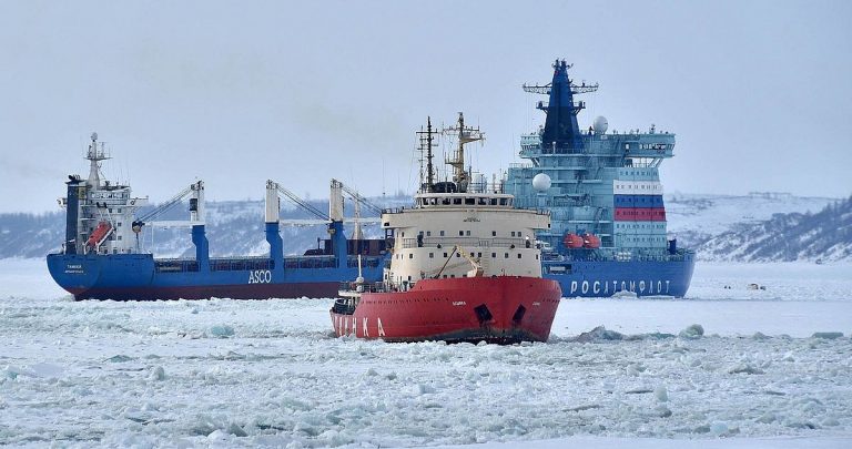 Sub sancțiuni, Rusia recurge la Calea Maritimă de Nord, pentru a duce petrol și gaze în China