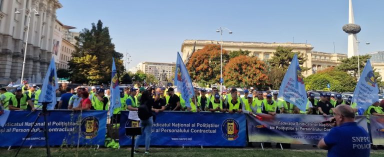 Protest al polițiștilor în fața MAI