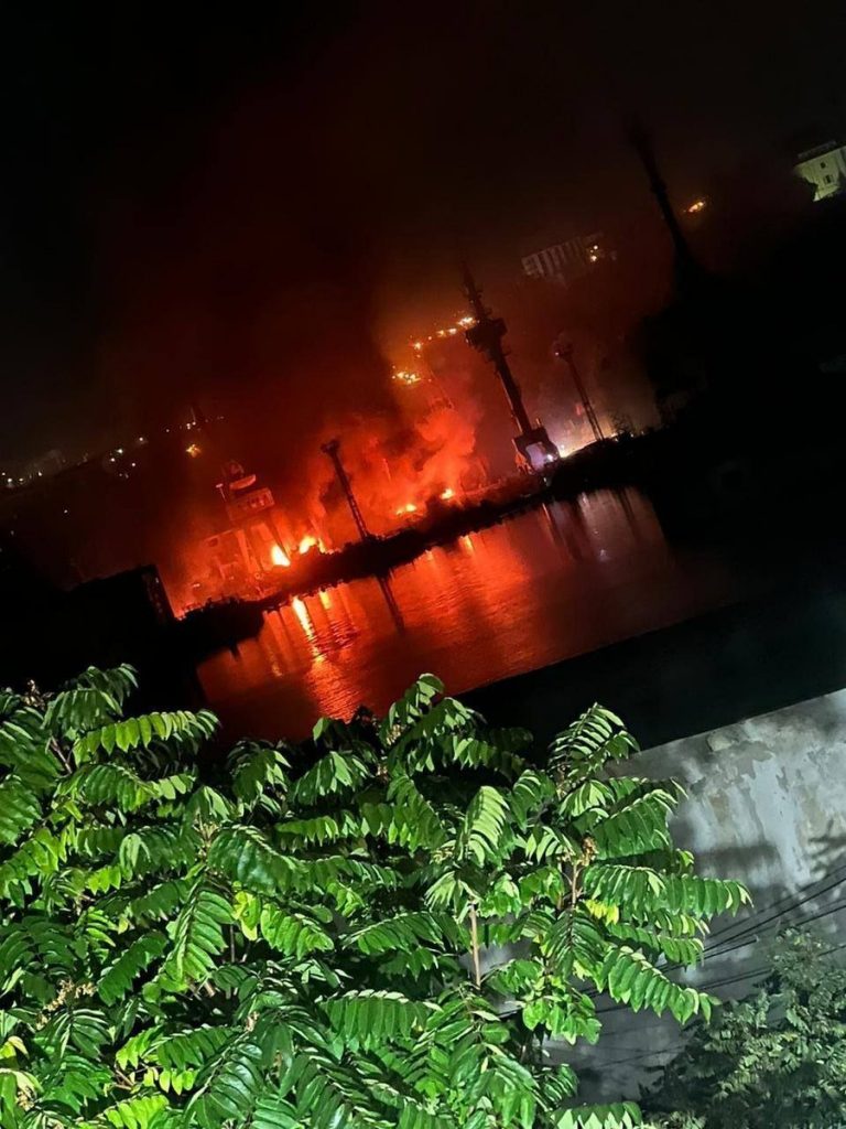 VIDEO | Șantier naval strategic pentru ruși, din Crimeea, lovit cu rachete. Autoritățile de ocupație anunță cel puţin 24 de răniți