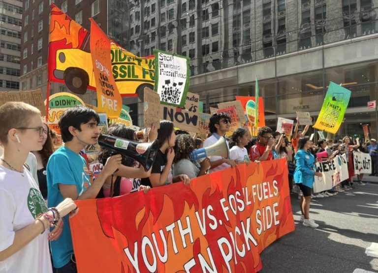 VIDEO | Mii de manifestanţi pentru climă din New York şi din întreaga lume transmit un mesaj Naţiunilor Unite
