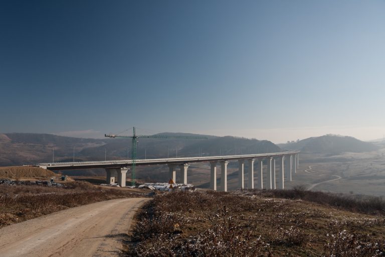 VIDEO | Probleme la cel mai înalt viaduct de autostradă din România. CNAIR pregătește o expertiză