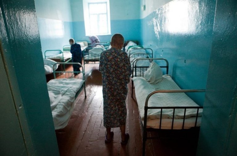 Moarte asistată: Prin lege, azilele din Rusia devin mai groaznice decât erau deja. Mărturii despre chinurile „beneficiarilor”
