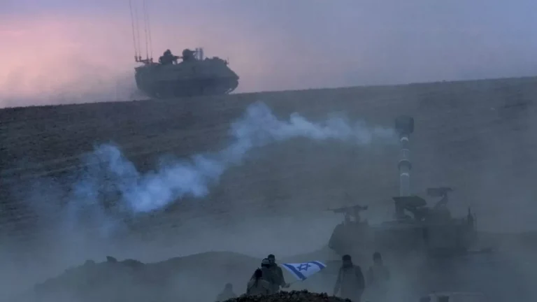 Forţele israeliene au lansat un atac maritim pregătitor în Gaza