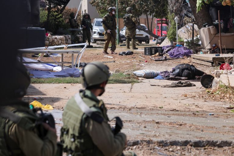 Patruzeci de bebeluşi asasinaţi în kibuţul Kfar Aza, anunţă Ministerul israelian de Externe. Familii arse în case, femei, bărbaţi şi bătrâni ”măcelăriţi” în sudul Israelului