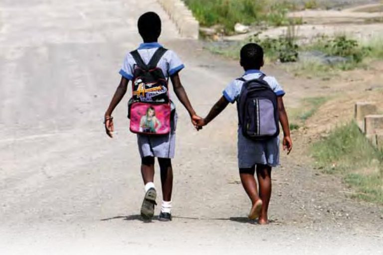O țară africană a adoptat un proiect de lege care prevede că părinții riscă închisoarea în cazul în care copiii lor nu merg la şcoală