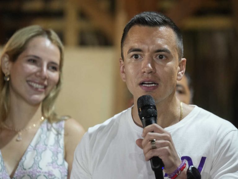 Moştenitorul unui imperiu al bananelor a devenit cel mai tânăr președinte al unei țări din America Latină