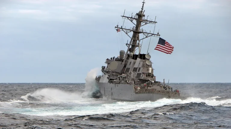 Un distrugător american a doborât mai multe rachete în Marea Roşie, “posibil” îndreptate spre Israel