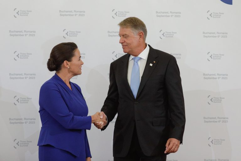 Președintele Iohannis, vizită oficială în Ungaria / Este primul şef de stat român care ajunge la Budapesta în ultimii 14 ani