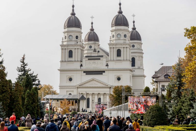 Mai mulţi candidaţi la Preşedinţie, prezenţi slujba Sfintei Liturghii de Sfânta Parascheva de la Iaşi
