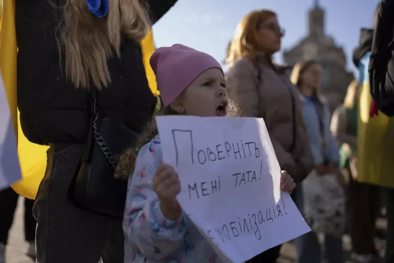 Manifestaţii în mai multe orașe din Ucraina ale soţiilor soldaţilor ucraineni, care cer demobilizarea acestora după 18 luni de război