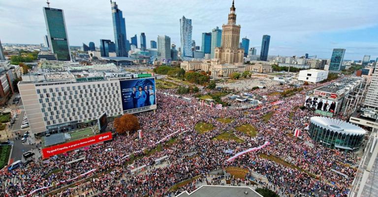 Un milion de oameni manifestează la Varşovia împotriva Guvernului, cu două săptămâni înainte de alegerile parlamentare