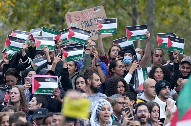 Sute de persoane manifestează în favoarea Palestinei la Paris, în pofida unei interdicţii. Manifestanţii au scandat ”Palestina va învinge!”, ”Israelul, asasin, Macron, complice” sau Sionişti, sionişti, voi sunteţi terorişti!”