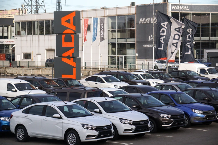 Oficialilor ruşi li se recomandă de la Moscova să cumpere automobile Lada sau mărci chineze