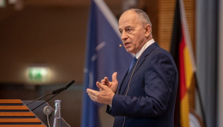 Deschiderea anului universitar | Geoană, către studenţi: Nu contează atât de mult unde vrei să studiezi, contează cum studiezi şi ce vrei să faci cu ceea ce ai învăţat