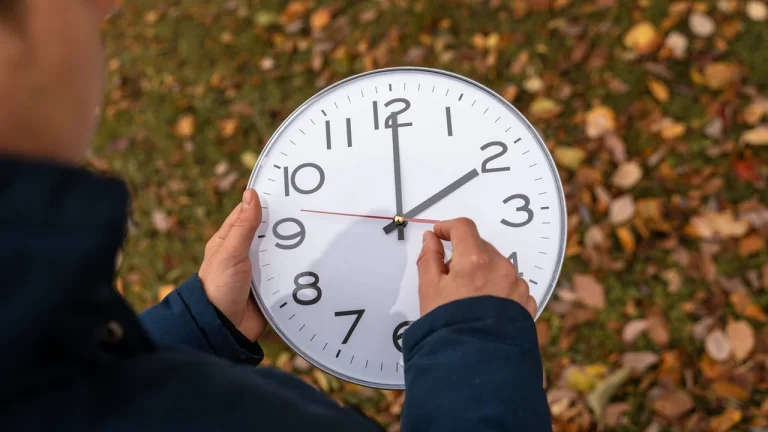 România trece la ora de iarnă în această noapte, ceasurile se dau înapoi cu o oră