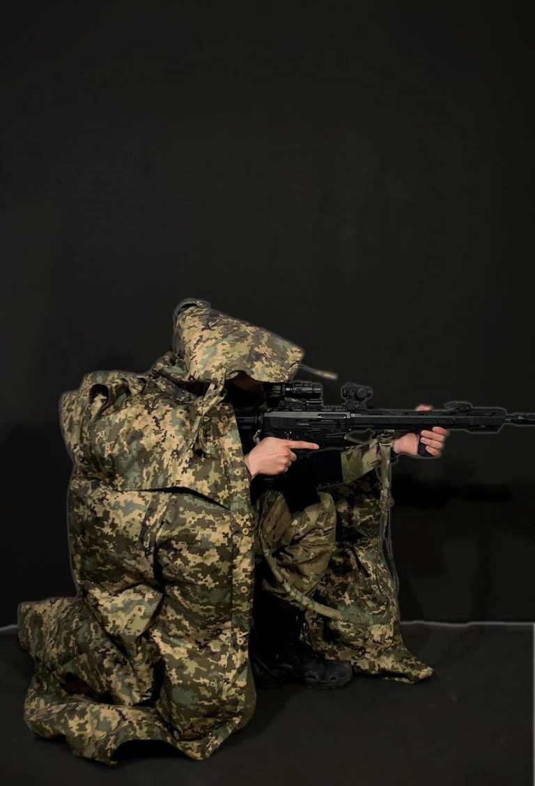 VIDEO | Ucraina susţine că a fabricat “pelerine de invizibilitate” care permit soldaţilor să nu fie depistaţi de drone şi camere cu termoviziune