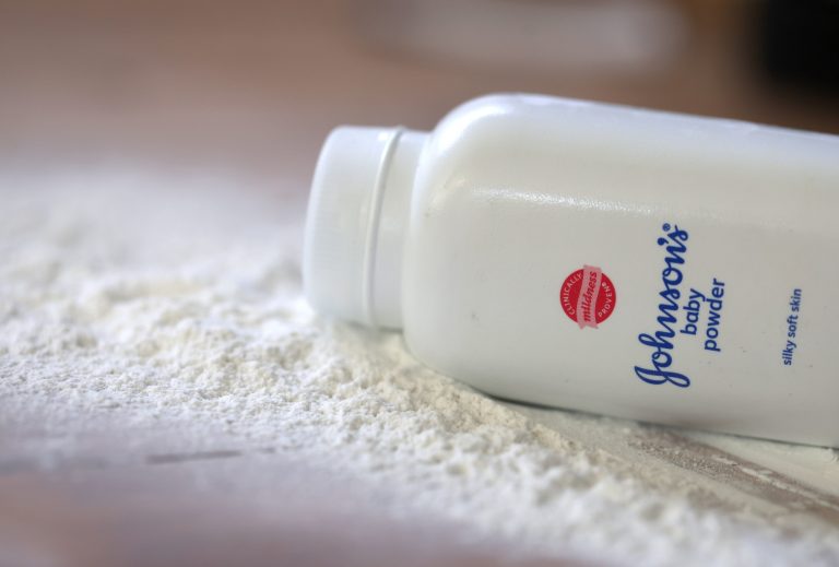 Un verdict care obliga Johnson&Johnson la plata a 223,8 milioane de dolari din cauza pudrei de talc a fost anulat