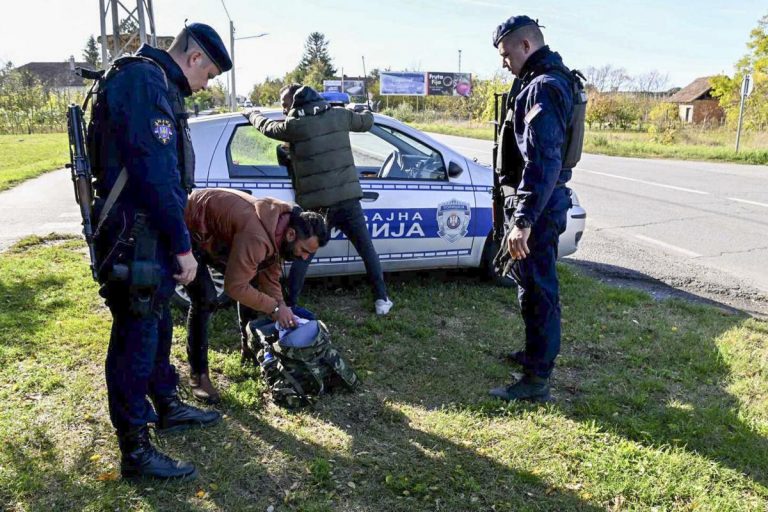 Slovacia desfăşoară forţe importante la graniţa cu Ungaria în scopul de a combate imigraţia ilegală