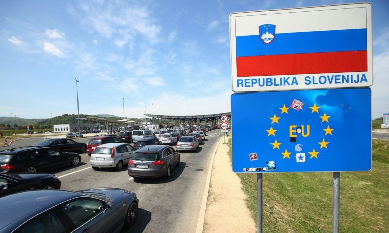 Slovenia a desfăşurat sâmbătă poliţia la punctele de trecere a frontierei cu Croaţia şi Ungaria
