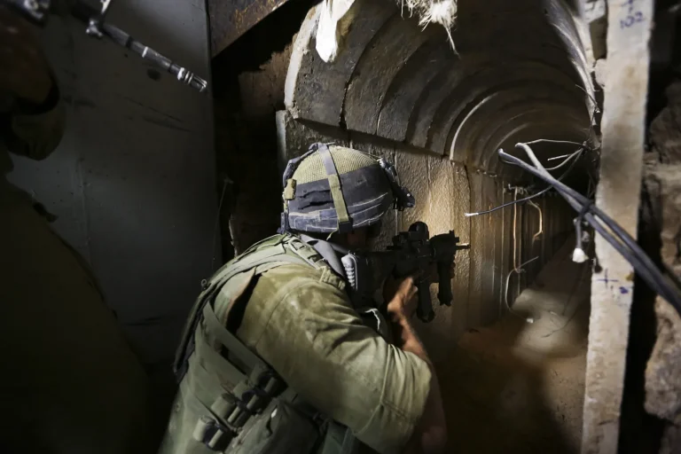VIDEO | Armata israeliană a distrus un tunel Hamas de sub spitalul Al-Shifa, cu câteva ore înainte de intrarea în vigoare a armistiţiului