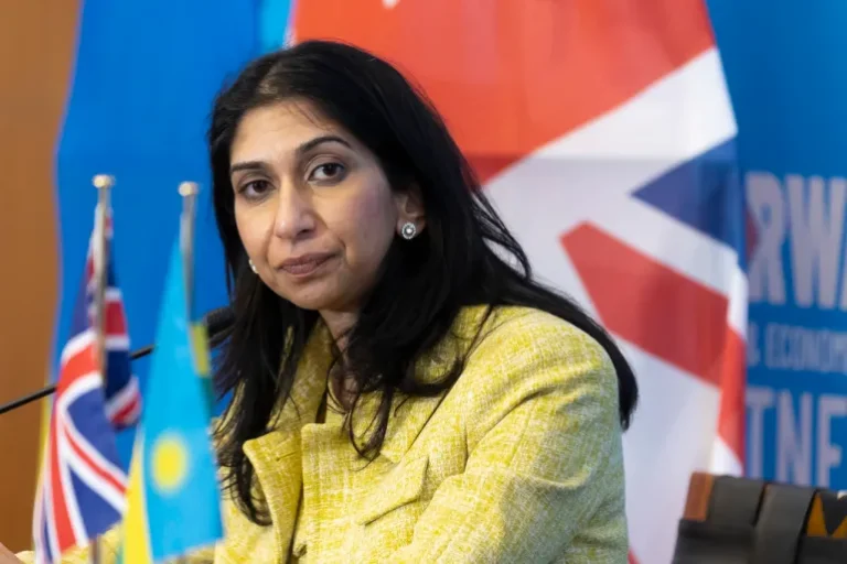 Ministrul de interne britanic atenţionează cu privire la un apropiat ”uragan” de migranţi