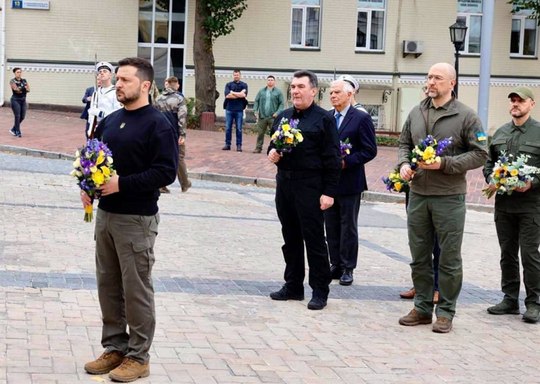 Zelenski, omagiu adus militarilor căzuţi în războiul rus, de Ziua Apărătorilor Ucrainei, în Piaţa Mîhalivska la Kiev