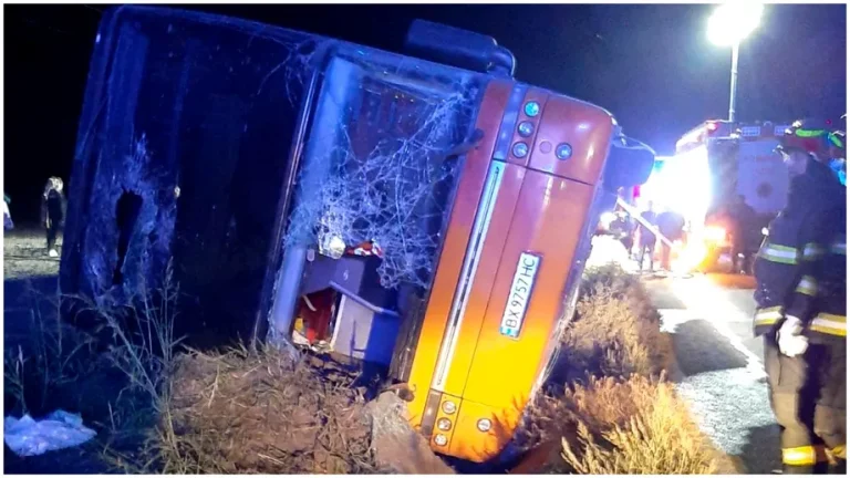 Planul Roşu de Intervenţie, activat după ce un autocar cu peste 80 de pasageri s-a răsturnat în zona Hârşova. Mai multe persoane ar fi blocate în autovehicul