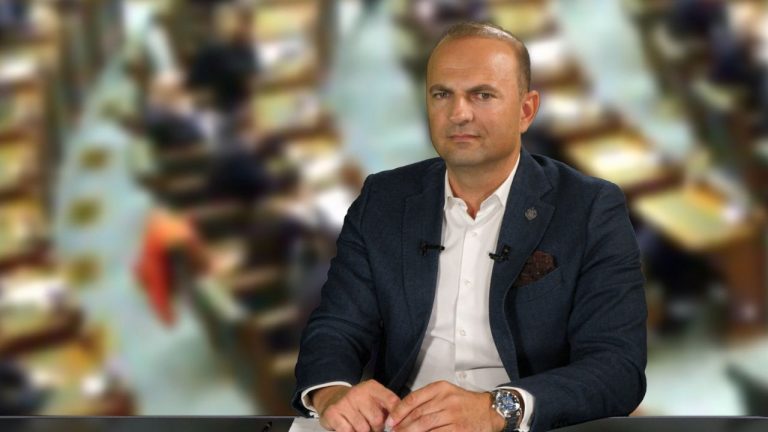 George Scarlat (PNL), despre legea care interzice comercializarea cărnii sintetice: Să nu fim noi prima ţară în care să ajungă astfel de produse care să înlocuiască carnea românească
