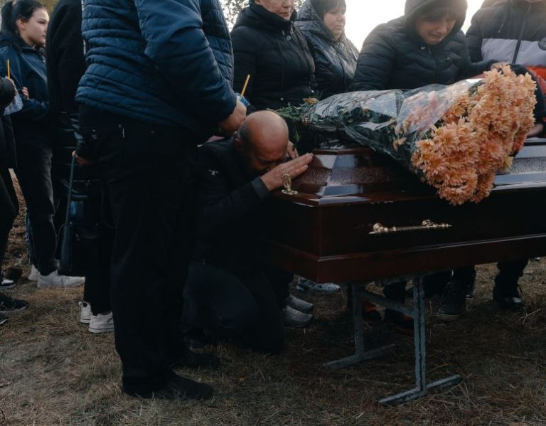„Toți sunt morți. Ce se mai poate spune?” Foto-reportaj din satul ucrainean în care rușii au ucis unul din șase locuitori cu singură lovitură de rachetă
