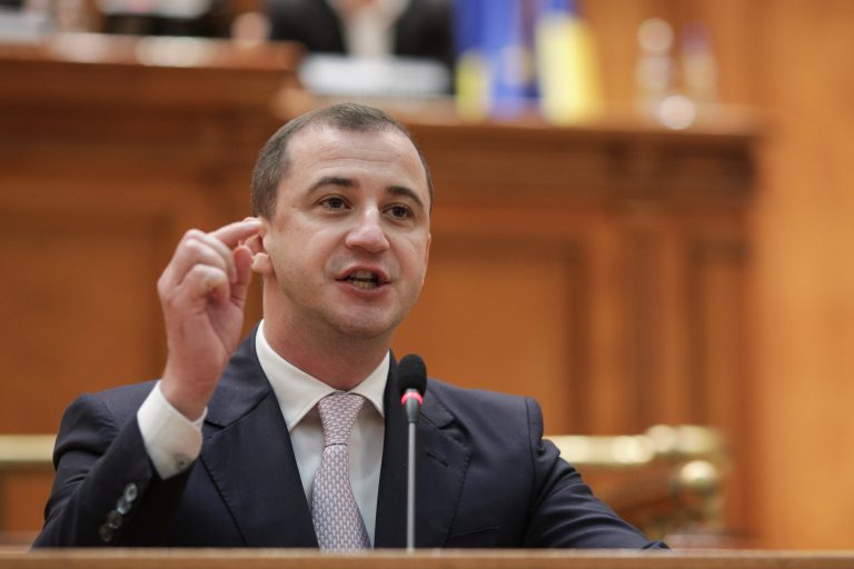 VIDEO | Schimb suburban de replici în Parlament între Alfred Simonis și George Simion