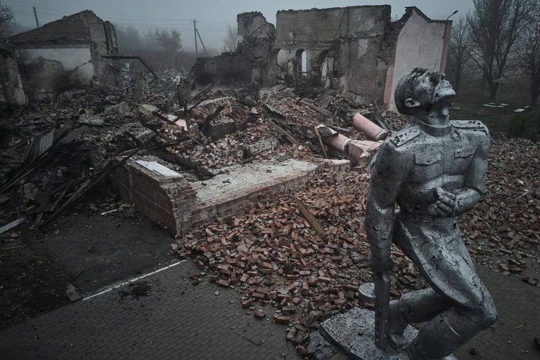 Reportaj AFP: Avdiivka, luată cu asalt neîncetat de către ruşi, se goleşte