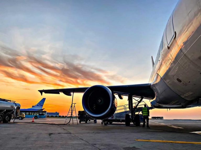 VIDEO | Avionul cu primul grup de români evacuaţi din Gaza a aterizat la Bucureşti