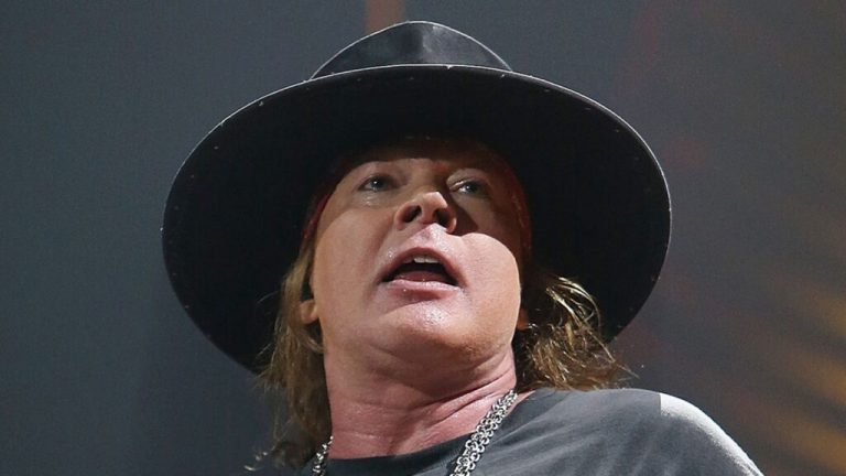 Axl Rose, solistul trupei Guns N’ Roses, a fost dat în judecată pentru presupuse agresiuni sexuale şi violenţă