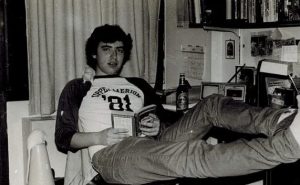 În timpul studiilor superioare, cu o bere în mână - anii '80