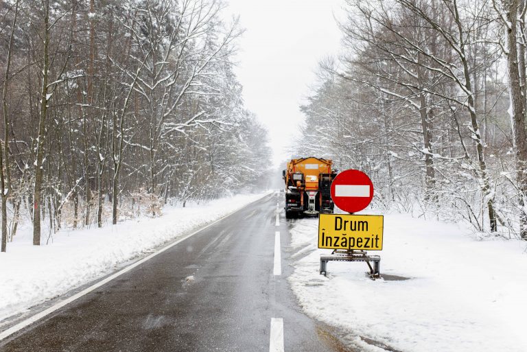 Mai multe vehicule au rămas blocate în zăpadă pe DN 17, în județul Suceava
